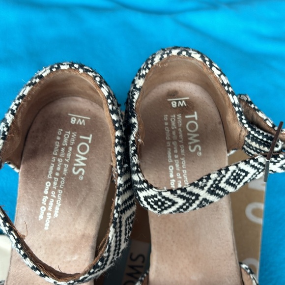 TOMS women strappy wedge black woven diamond EUC size 8 - Picture 2 of 5